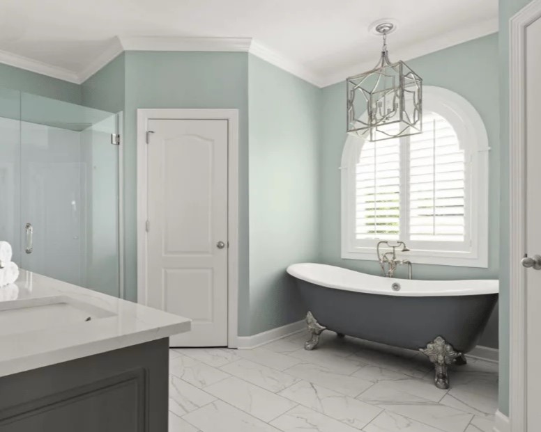 Bathroom space planning with freestanding tub